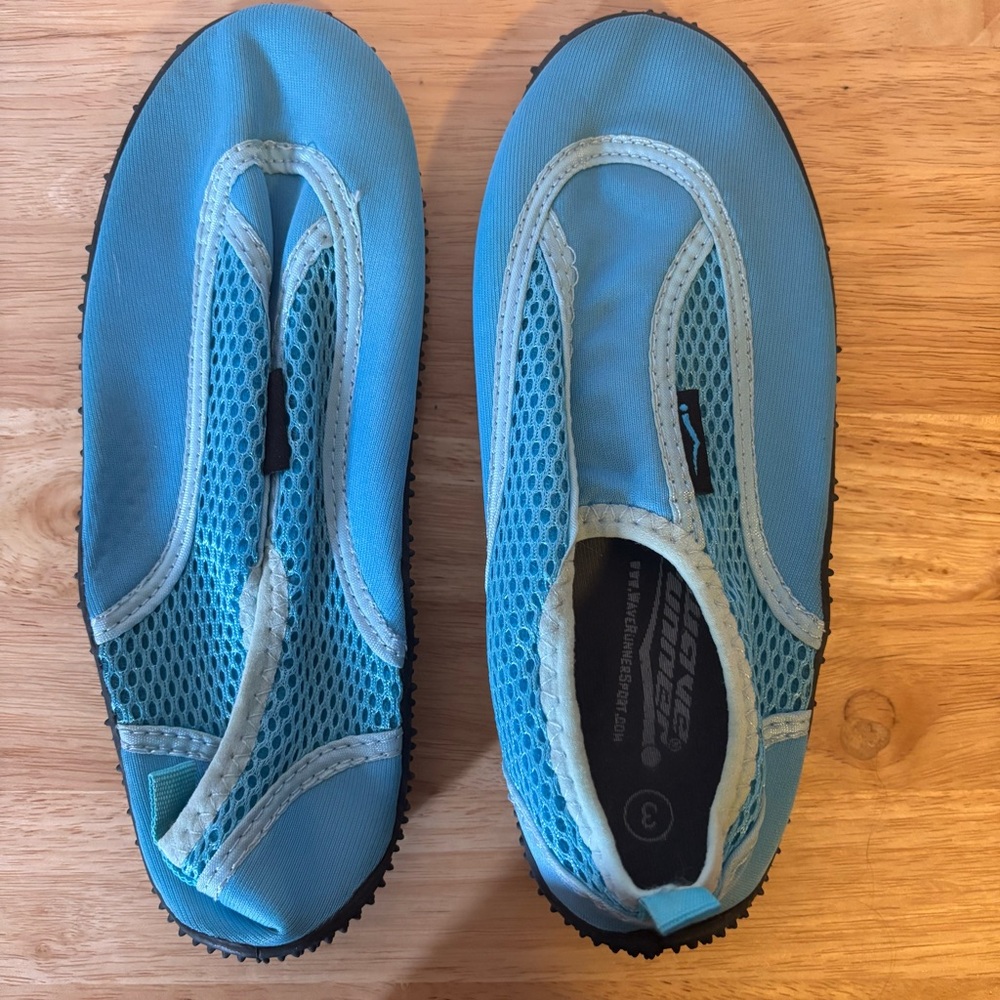 Light Blue Mesh Water Shoes Size 3